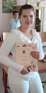 Kozári Lilla Fruzsina 5. osztályos tanulónak jó tanulmányi eredményéért, kiemelkedő szorgalmáért és közösségi munkájáért